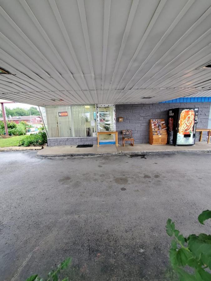 Gray Plaza Motel West Frankfort Exterior foto